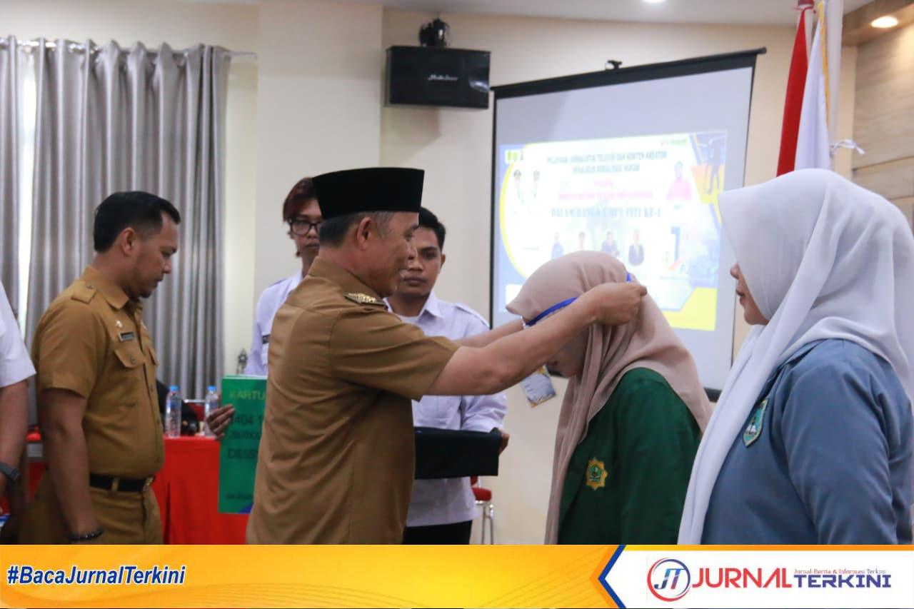 Ket Foto: Bupati Inhil H Herman saat memasang tanda peserta Pelatihan Jurnalistik Televisi dan Konten Kreator