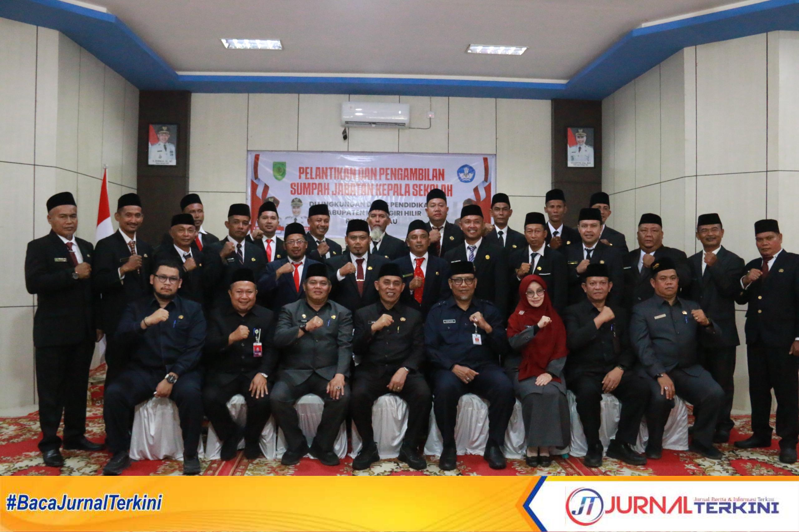 Ket Foto: usai melantik Bupati Inhil H Herman berfoto bersama dengan kepala sekolah