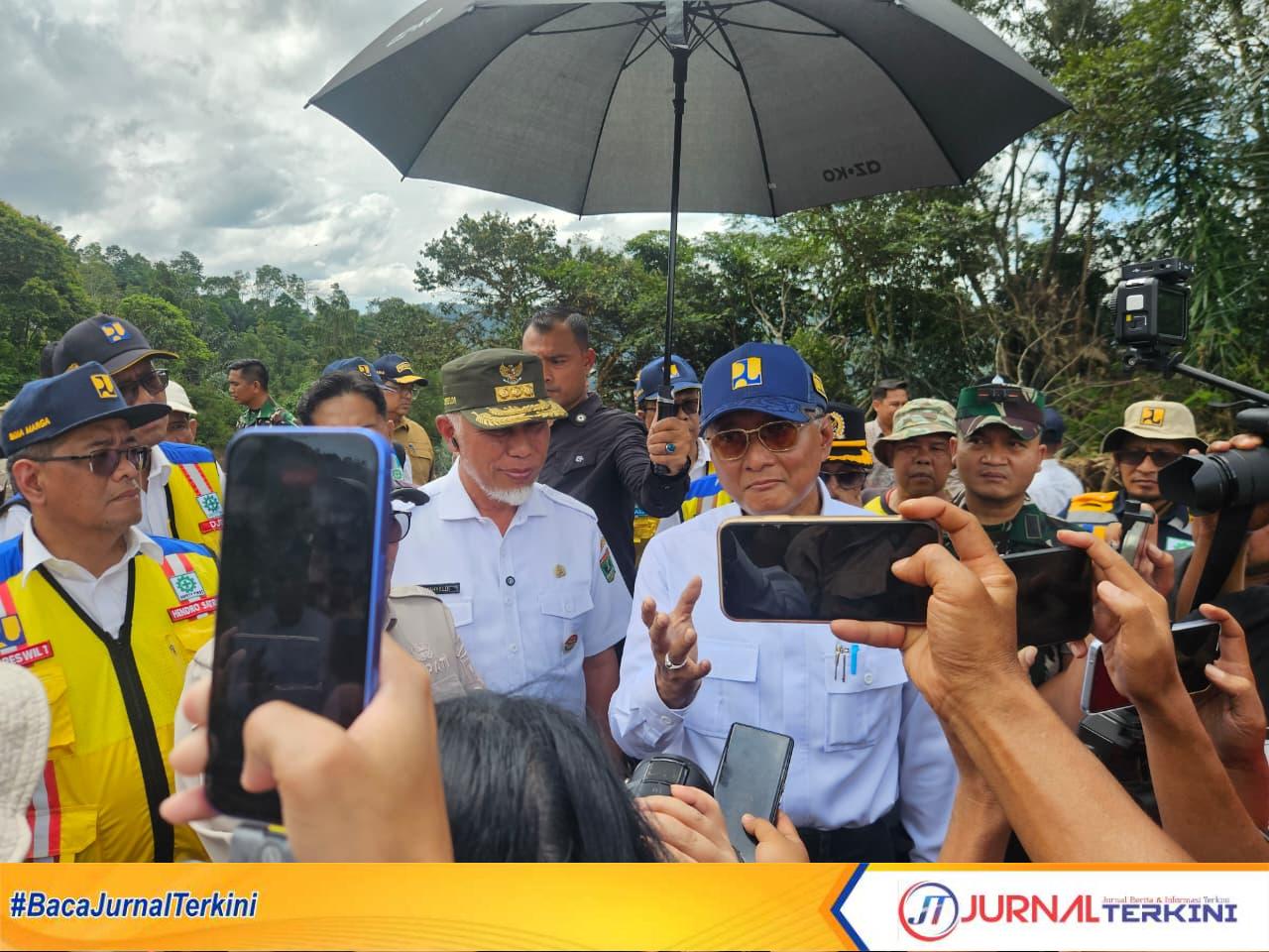 Gubernur Sumbar, Mahyeldi Ansharullah saat mendampingi Menteri PU RI, Dody Hanggodo di Kan Tanah Datar. (Foto Adpim Sumbar).