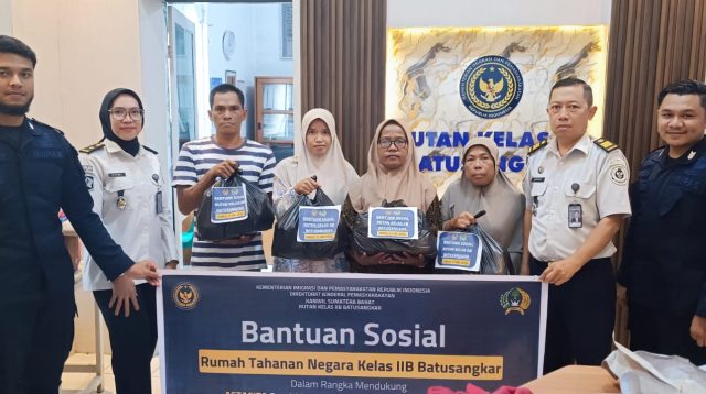 Rutan Batusangkar Salurkan Bansos Rutin Bagi Keluarga Warga Binaan.(Foto Humas Rutan Batusangkar.