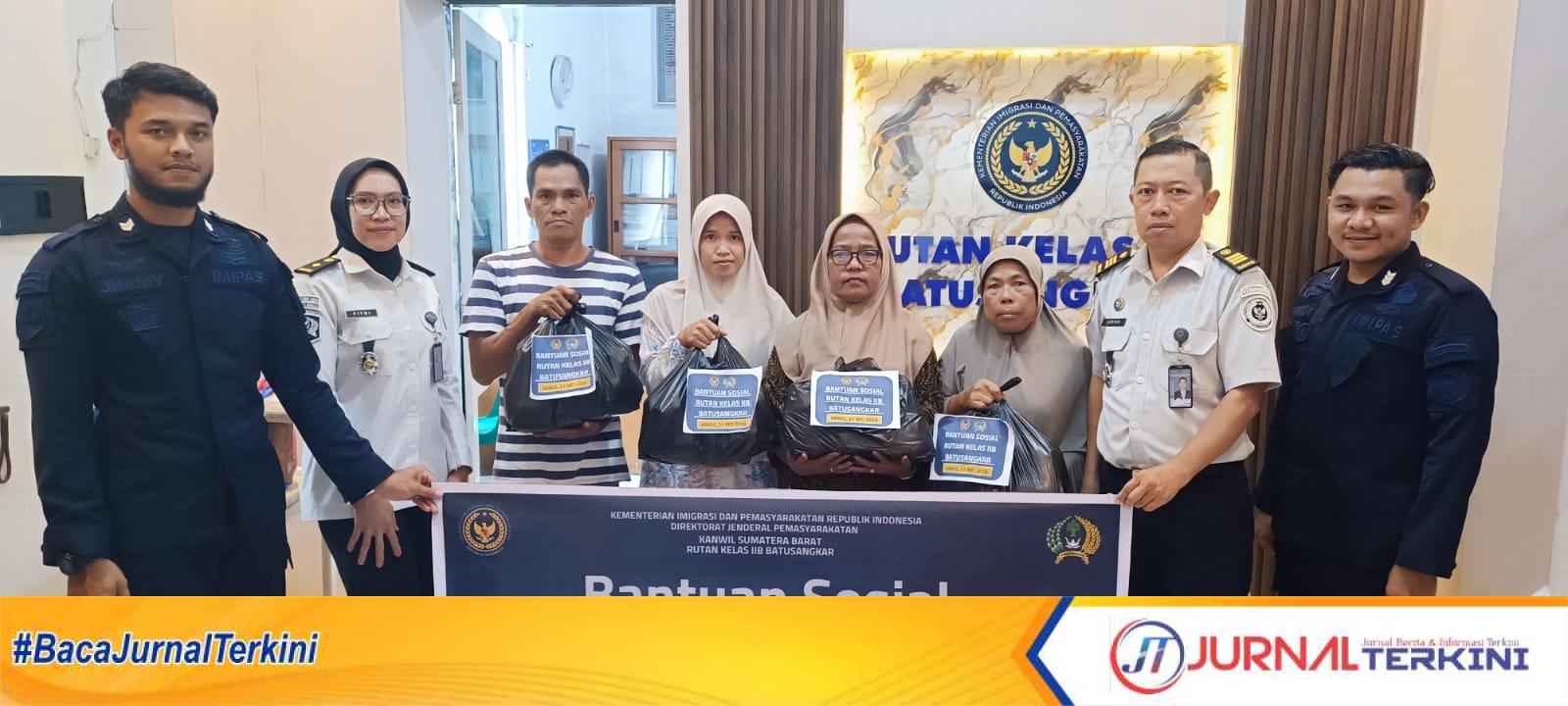 Rutan Batusangkar Salurkan Bansos Rutin Bagi Keluarga Warga Binaan.(Foto Humas Rutan Batusangkar.