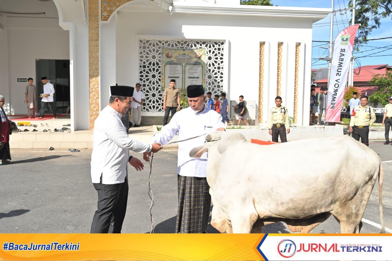Gubernur Sumbar, Mahyeldi Ansharullah saat menyerahkan hewan kurban kepada masjid Baitul Auliya. (Foto Adpim Sumbar).