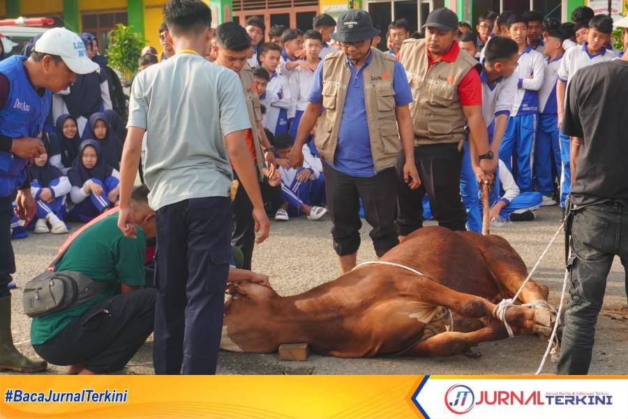 Pelaksanaan kurban di Pesantren Internasional Kauman Padang Panjang. (Foto Dion/Jurnalterkini.id).