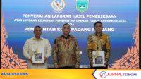 IMG-20260529-WA01591 Wali Kota Padang Panjang, Hendri Arnis bersama Ketua DPRD, Imbral saat menerima LHP dari Kepala Perwakilan BPK Sumbar. (Foto Kominfo Padang Panjang).