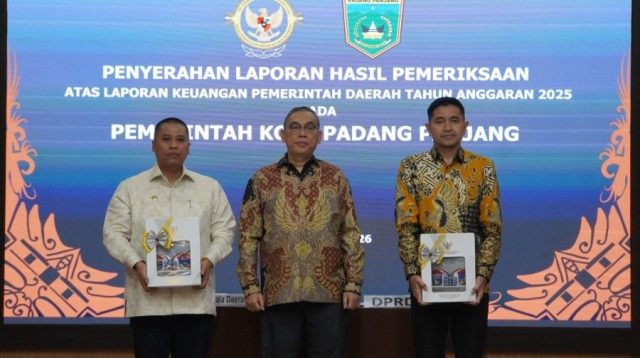 Wali Kota Padang Panjang, Hendri Arnis bersama Ketua DPRD, Imbral saat menerima LHP dari Kepala Perwakilan BPK Sumbar. (Foto Kominfo Padang Panjang).