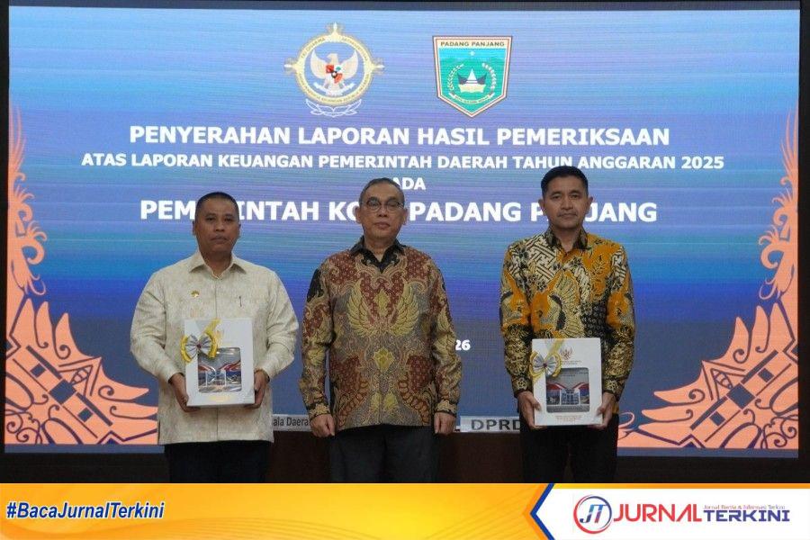 Wali Kota Padang Panjang, Hendri Arnis bersama Ketua DPRD, Imbral saat menerima LHP dari Kepala Perwakilan BPK Sumbar. (Foto Kominfo Padang Panjang).