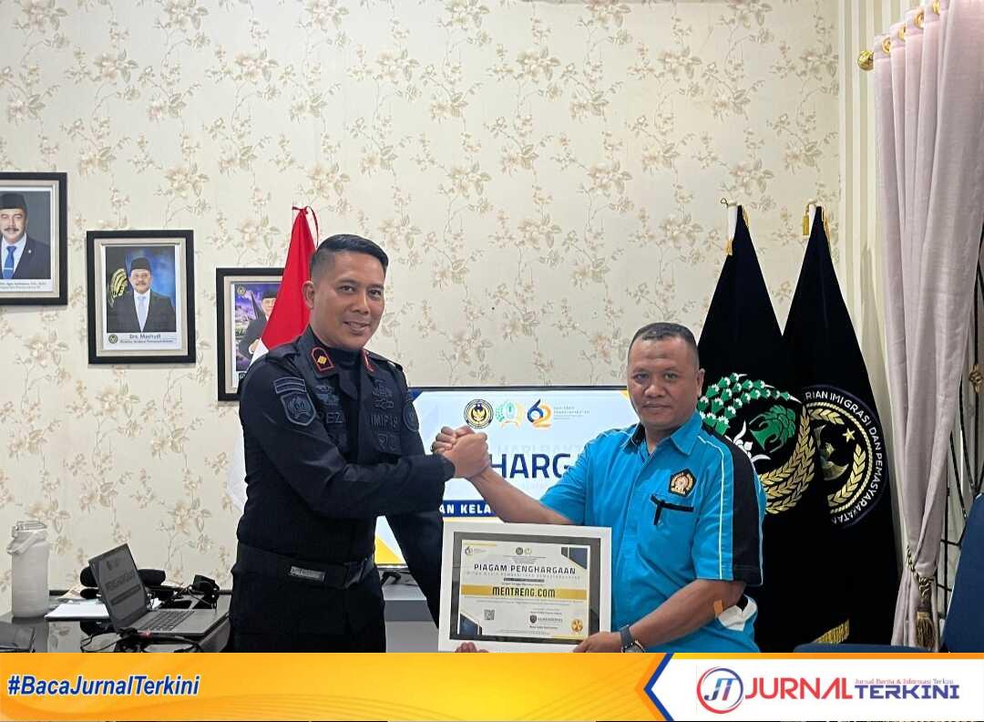 IMG_20260508_152132 Karutan Batusangkar, Reza Aulia Kurniawan saat memberikan piagam penghargaan kepada media. (Foto Dion/Jurnaltekrini.id).