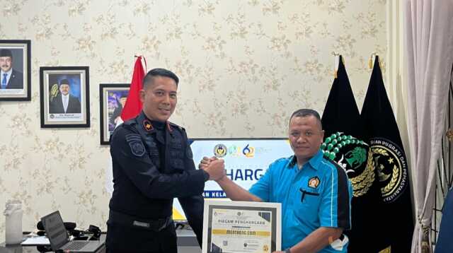 Karutan Batusangkar, Reza Aulia Kurniawan saat memberikan piagam penghargaan kepada media. (Foto Dion/Jurnaltekrini.id).