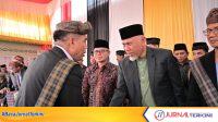Gubernur Sumbar, Mahyeldi Ansharullah saat menghadapi acara Batagak Penghulunya di Bukittinggi. (Foto Adpim Sumbar).