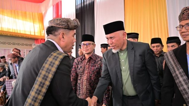 Gubernur Sumbar, Mahyeldi Ansharullah saat menghadapi acara Batagak Penghulunya di Bukittinggi. (Foto Adpim Sumbar).