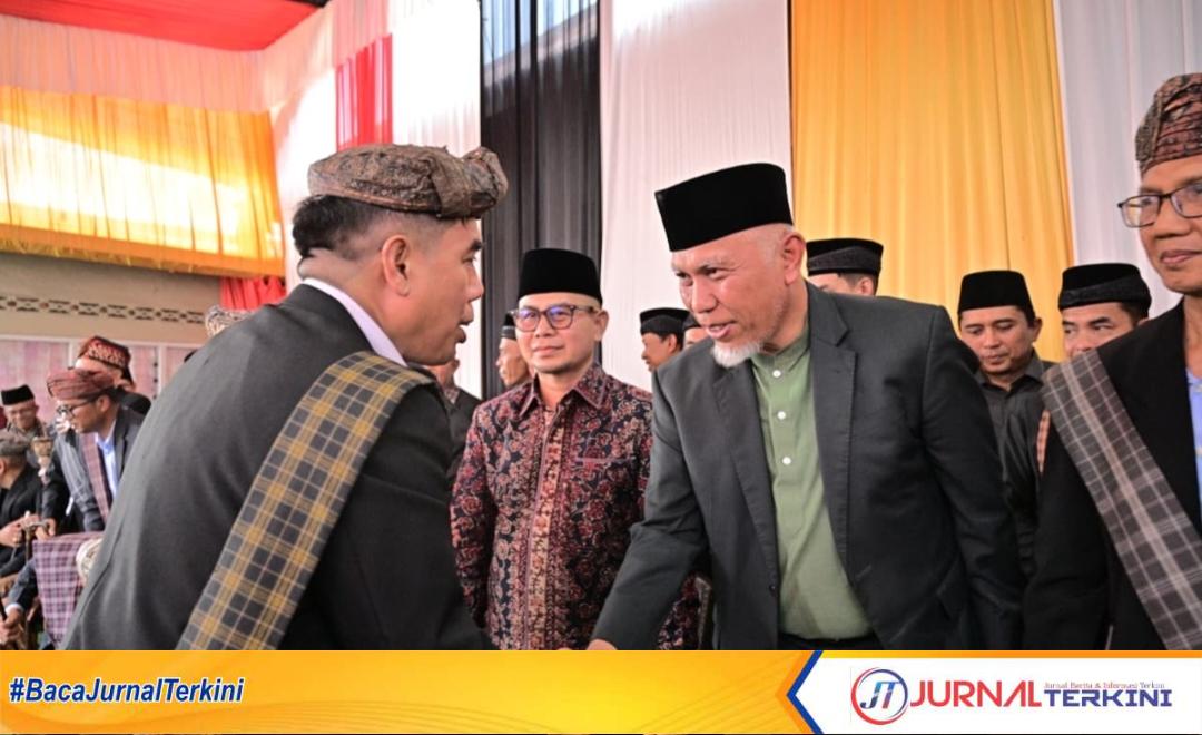 Gubernur Sumbar, Mahyeldi Ansharullah saat menghadapi acara Batagak Penghulunya di Bukittinggi. (Foto Adpim Sumbar).