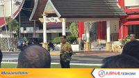 Plh Sekdaprov Sumbar, Ahmad Zakri, saat memimpin apel rutin ASN di halaman Kantor Gubernur Sumbar. (Foto Adpim Sumbar).