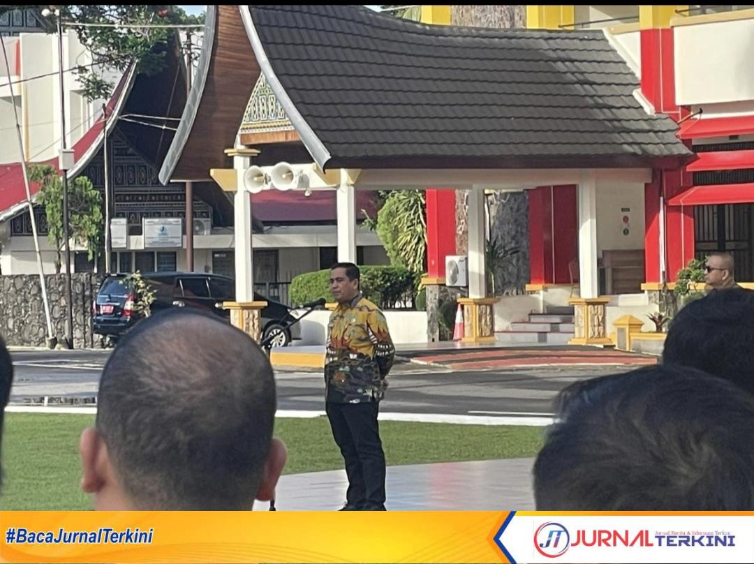 Plh Sekdaprov Sumbar, Ahmad Zakri, saat memimpin apel rutin ASN di halaman Kantor Gubernur Sumbar. (Foto Adpim Sumbar).