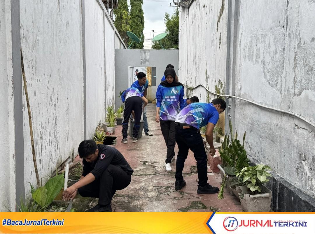 Rutan Batusangkar gelar kegiatan kerja bakti bersihkan lingkungan. (Foto Humas Rutan Batusangkar).