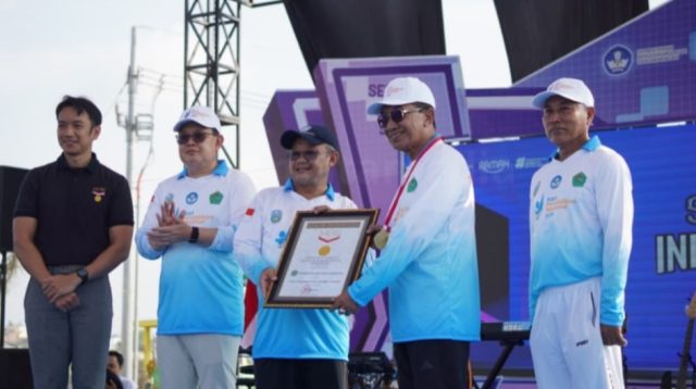 Menteri Pendidikan Dasar dan Menengah RI, Abdul Mu'ti menyerahkan penghargaan MURI kepada Bupati Pamekasan, Kholilurrahman pada puncak Hardiknas 2026 di Pamekasan.
