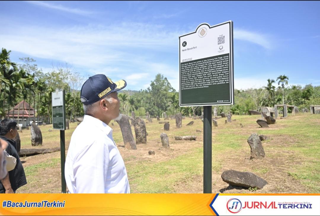 Gubernur Sumbar, Mahyeldi Ansharullah saat kunjungi situs Menhir, Bawah Parit, Kab Lima Puluh Kota. (Foto Adpim Sumbar).