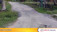 Jalan rusak di Desa Batu Berapit Padang Melang.