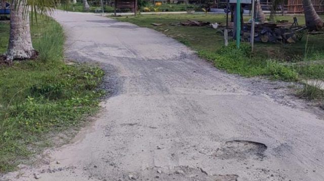 Jalan rusak di Desa Batu Berapit Padang Melang.