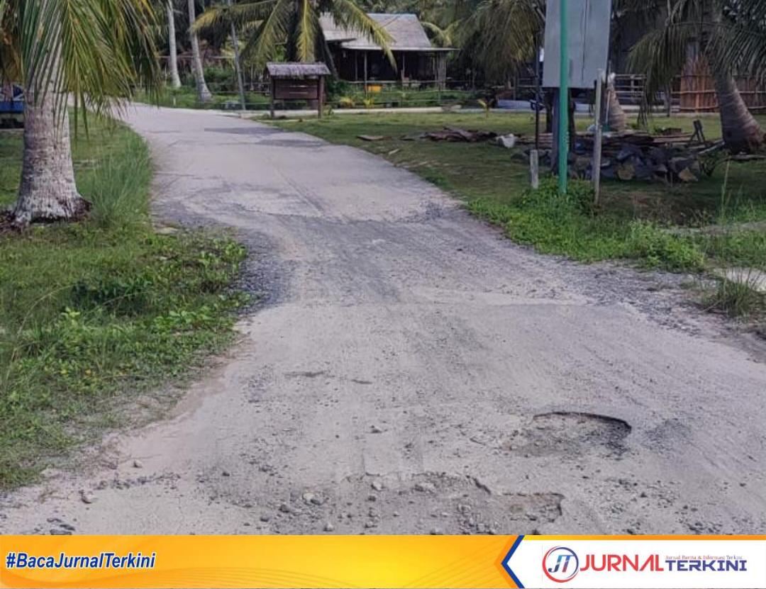 Jalan rusak di Desa Batu Berapit Padang Melang.