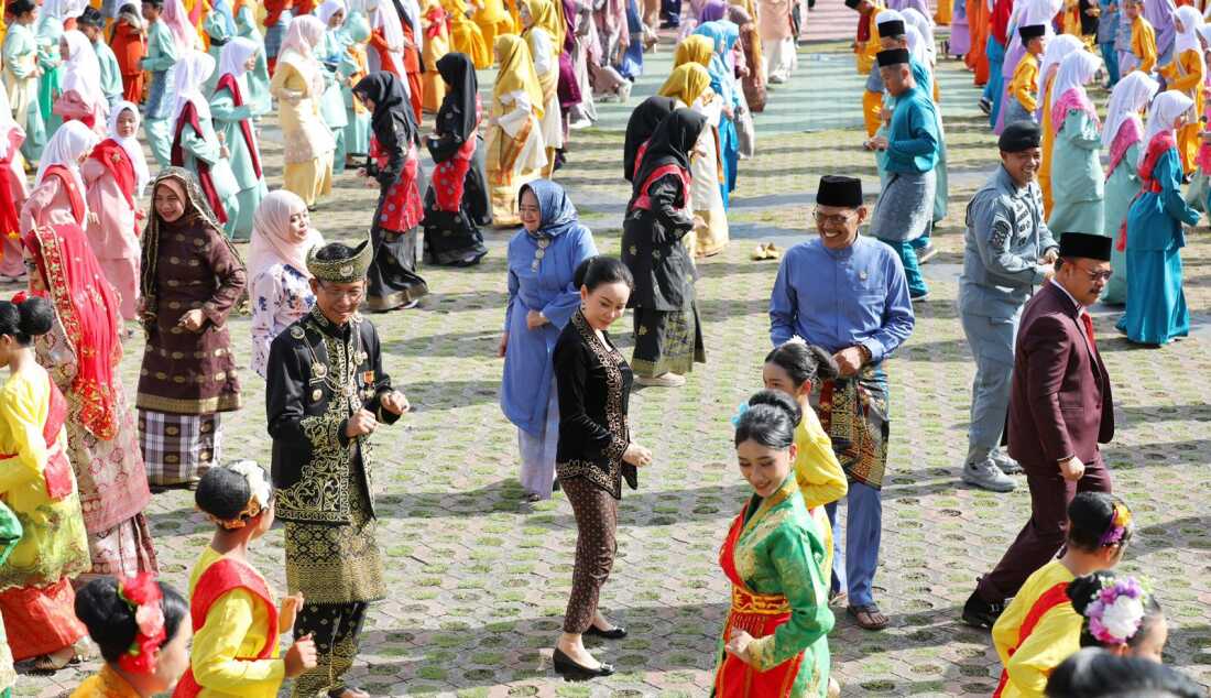 Li Claudia-Amsakar menari zapin Amsakar Achmad dan Li Claudia Chandra menari Zapin Ngenang di Hardiknas 2026