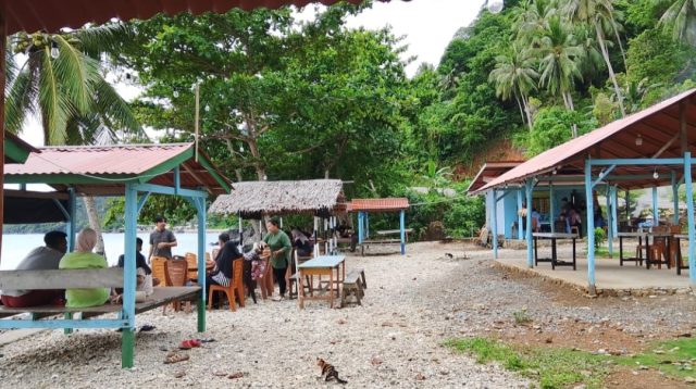 Warung kopi santai di-pasir putih desa tiangau di anambas