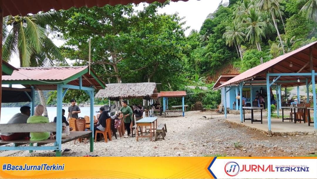Warung kopi santai di-pasir putih desa tiangau di anambas