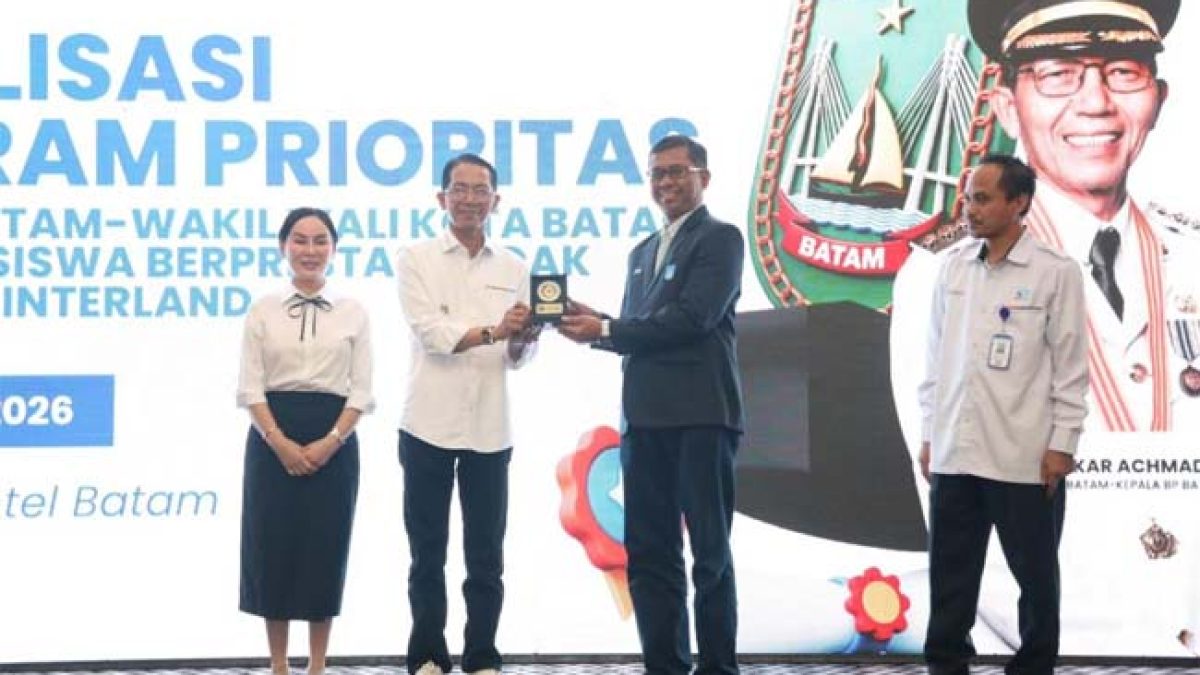 Wali Kota Batam Amsakar Achmad bersama Wakil wali Kota Li Claudia Chandra dalam kegiatan Sosialisasi Program Prioritas Beasiswa
