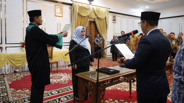 Bupati Karimun Iskandarsyah melantik Liza Bharliyantie Hilsya sebagai Direktur Utama PT Pelabuhan Karimun (Perseroda)