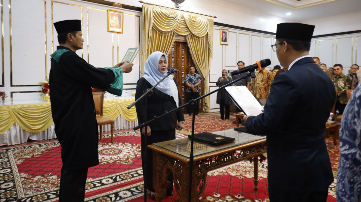 Bupati Karimun Iskandarsyah melantik Liza Bharliyantie Hilsya sebagai Direktur Utama PT Pelabuhan Karimun (Perseroda)