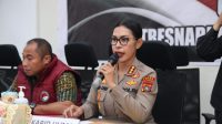 Kabidhumas Polda Kepri Kombes Pol. Dr. Nona Pricillia Ohei memberikan keterangan pers terkait pengungkapan kasus narkoba di Pulau Buru, Kabupaten Karimun.