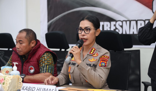 Kabidhumas Polda Kepri Kombes Pol. Dr. Nona Pricillia Ohei memberikan keterangan pers terkait pengungkapan kasus narkoba di Pulau Buru, Kabupaten Karimun.