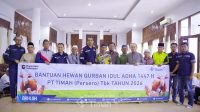 PT Timah menyerahkan hewan kurban di Bangka Tengah