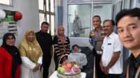 result_IMG-20260507-WA0009 Wagub Sumbar, Vasco Ruseime saat mengunjungi Fadil dalam perawatan di Rumah Sakit. (Foto Adpim Sumbar).