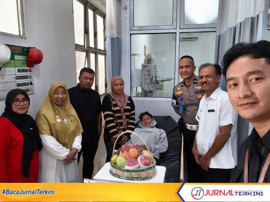 result_IMG-20260507-WA0009 Wagub Sumbar, Vasco Ruseime saat mengunjungi Fadil dalam perawatan di Rumah Sakit. (Foto Adpim Sumbar).