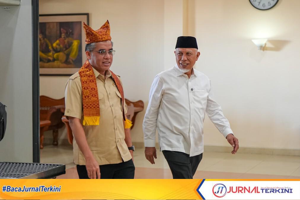 Gubernur Sumbar, Mahyeldi Ansharullah saat menyambut Menteri Ketenagakerjaan RI di BIM. (Foto Adpim Sumbar).