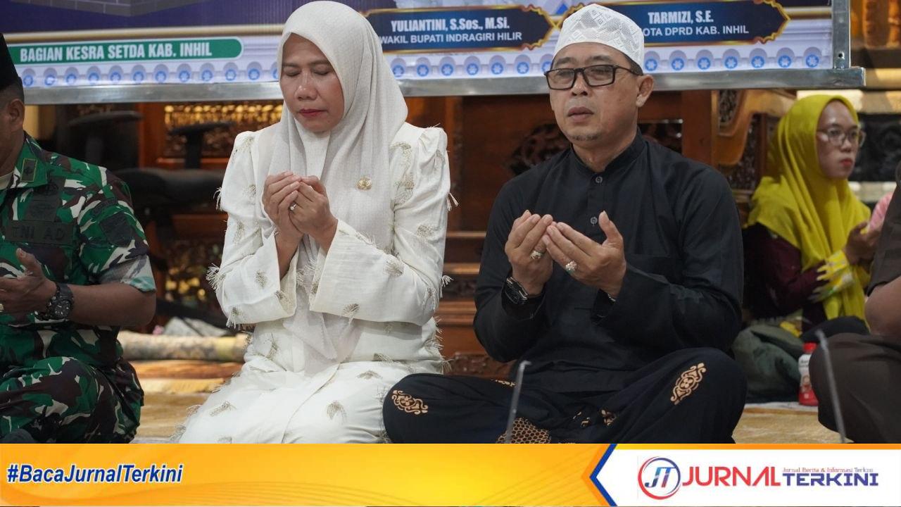 Ket Foto: Wakil Ketua 1 DPRD Kabupaten Indragiri Hilir Ir. H. AMD. Junaidi AN, M.Si, dampingi Wabup Inhil saat menyambut kedatangan Jamaah Haji Kloter 7 di Mesjid Agung Al- Huda
