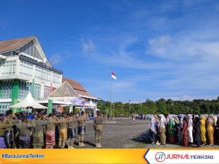 Bupati Kepulauan Anambas Aneng memberikan arahan tegas kepada seluruh ASN saat upacara peringatan HUT ke-18 Kabupaten Kepulauan Anambas.FOTO:FENDI