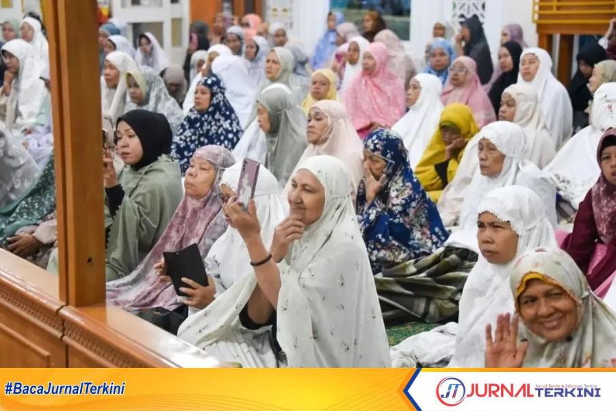 Kegiatan Subuh Mubarakah di Komp Dangau Teduh, Kec Lubek, Kota Padang. (Foto: Prokopim Padang).