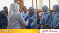 IMG-20260417-WA0012 Bupati Solok Apresiasi Dedikasi DLH dan Serahkan APD Bagi Petugas Kebersihan. (Foto Kominfo Kab Solok).