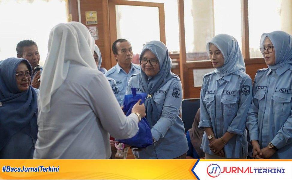Bupati Solok Apresiasi Dedikasi DLH dan Serahkan APD Bagi Petugas Kebersihan. (Foto Kominfo Kab Solok).