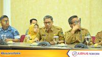 IMG-20260519-WA0032 Kepala Dinas Energi dan Sumber Daya Mineral Sumbar, Helmi Herianto (tengah). (Foto: Adpim Sumbar).