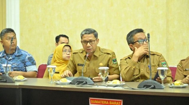 Kepala Dinas Energi dan Sumber Daya Mineral Sumbar, Helmi Herianto (tengah). (Foto: Adpim Sumbar).