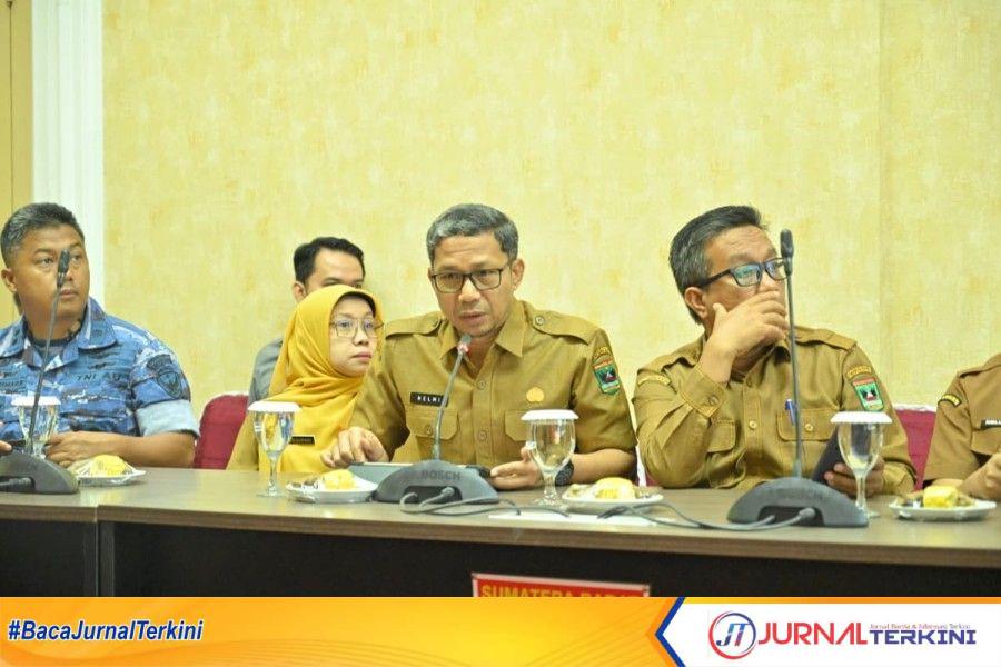 Kepala Dinas Energi dan Sumber Daya Mineral Sumbar, Helmi Herianto (tengah). (Foto: Adpim Sumbar).