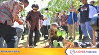 Gubernur Sumbar dan Kakak Kandung Presiden Prabowo saat kegiatan menanam pohon Andalas di Unand. (Foto: Adpim Sumbar).