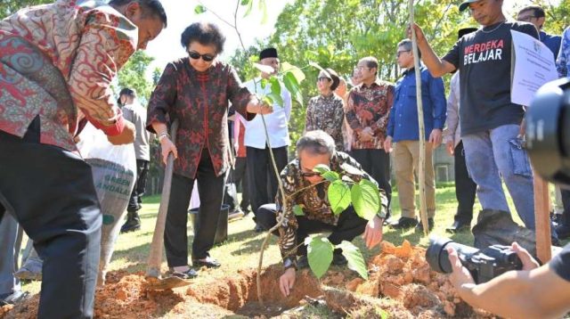 Gubernur Sumbar dan Kakak Kandung Presiden Prabowo saat kegiatan menanam pohon Andalas di Unand. (Foto: Adpim Sumbar).
