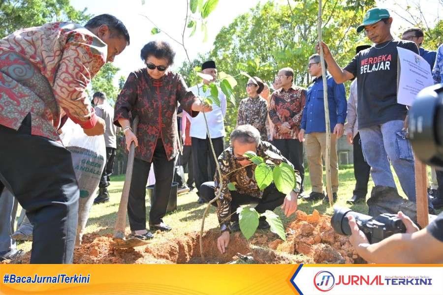 Gubernur Sumbar dan Kakak Kandung Presiden Prabowo saat kegiatan menanam pohon Andalas di Unand. (Foto: Adpim Sumbar).