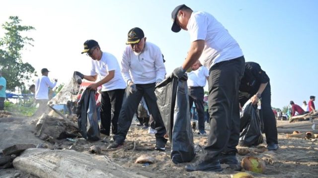 Kegiatan Goro massal serentak gerakan Indonesia Asri di Sumbar. (Foto: Adpim Sumbar).