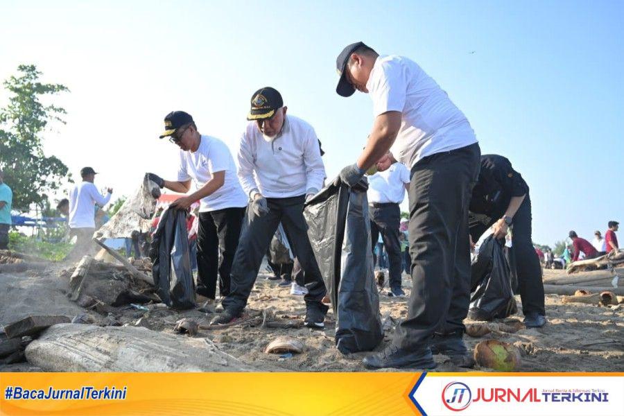 Kegiatan Goro massal serentak gerakan Indonesia Asri di Sumbar. (Foto: Adpim Sumbar).