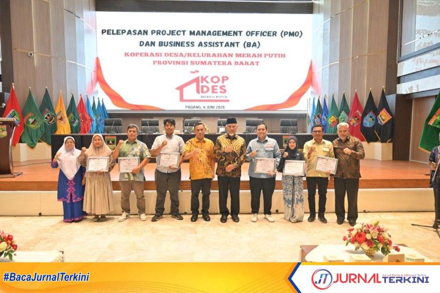Kegiatan peelepasan Project Management Officer dan Business Assistant KDMP tingkat Provinsi Sumbar (Foto: Adpim Sumbar)