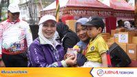 IMG-20260607-WA0013 Bunda PAUD Inhil, Katerina Susanti saat menyerahkan kartu KIA kepada anak-anak dalam rangka milad Inhil ke 61, Minggu (7/6).